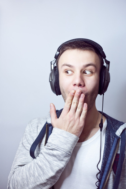 Mann mit Kopfhörer hört Musik - Foto, Bild