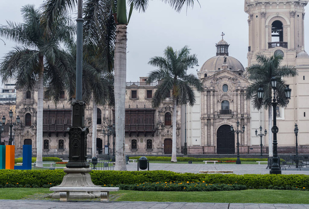 Praça principal de Lima vazia durante os tempos pandêmicos, vista da Catedral de Lima, Palácio do Arcebispo, palmas na praça principal - Foto, Imagem