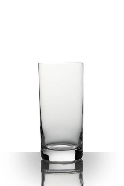 Bílé víno sklo na reflexní povrch proti bílému pozadí. - Fotografie, Obrázek