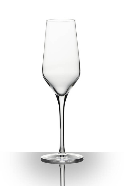 Fehér borosüveg fényvisszaverő felületen fehér háttér. - Fotó, kép