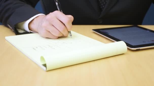Osoba sedící u stolu s notebookem - Záběry, video