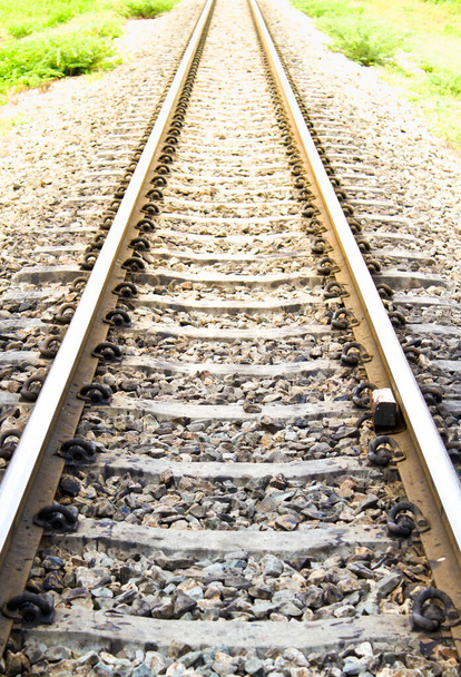железнодорожная трасса с солнечным светом: концептуальная фотография фокуса к цели - Фото, изображение