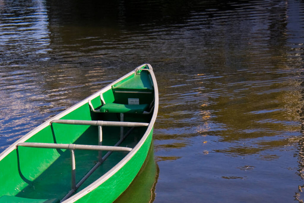 Barco verde refletido em águas calmas. - Foto, Imagem