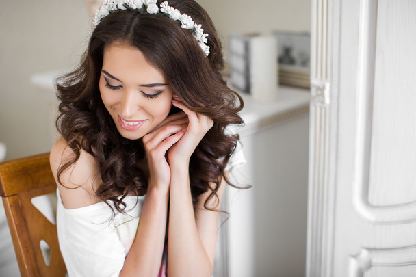 Beautiful young bride wedding makeup and hairstyle - Foto, Imagen