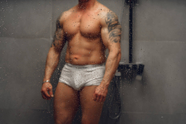  Hombre tomando una ducha lavado cuerpo - Foto, imagen
