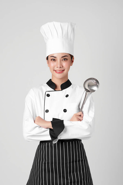 Mooie jonge aziatische vrouw chef-kok op witte achtergrond, - Foto, afbeelding
