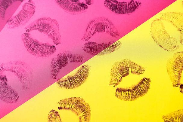 Streszczenie fioletowy różowy szminka pocałunki na żółtym różowym tle sztuki. Pieczątki warg. - Zdjęcie, obraz
