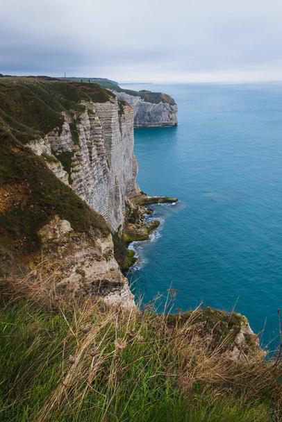 The famous Etretat Aval cliff and natural arch landmark by the ocean in Normandy, France - Фото, зображення
