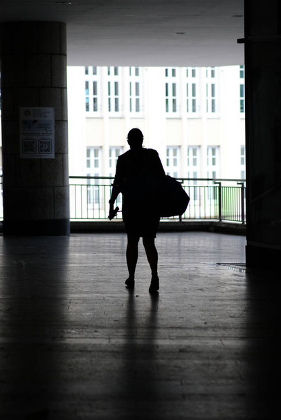 A vertical shot of a female's silhouette in an empty building - Foto, Imagem