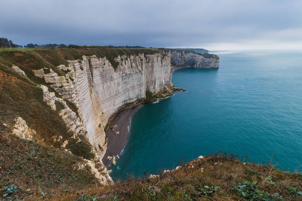 フランス、ノルマンディーの海による有名なエストレート・アーヴの崖と自然アーチのランドマーク - 写真・画像