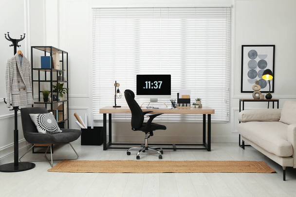 Home Office Interieur mit komfortablem Arbeitsplatz in Fensternähe - Foto, Bild