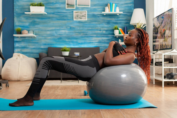 Подходит спортивная сильная чернокожая женщина, разрабатывающая ядро - Фото, изображение