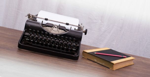 alte Schreibmaschine und alte Bücher - Foto, Bild