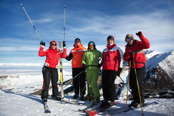 山スキー場を楽しむお友達のグループ - 写真・画像