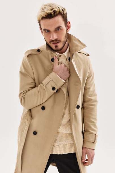 uomo cappotto beige moda studio ritagliato vista stile di vita - Foto, immagini