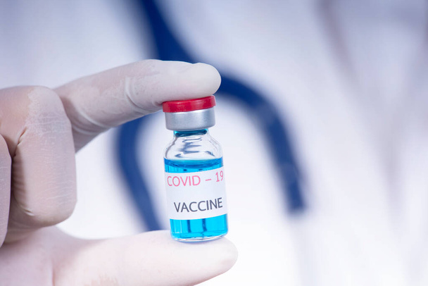 Coronavirus aşısı şişesi tutan doktor, Corona virüsü tedavisi konsepti. - Fotoğraf, Görsel