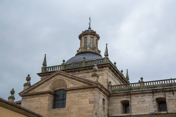 Cuidad Rodrigo / Španělsko - 05 13 2021: Pohled na kopulovou věž v kultovní španělské budově románské a renesanční architektury v centru města Iglesia de Cerralbo - Fotografie, Obrázek