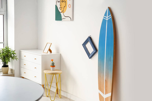 Interior de la habitación moderna con tabla de surf - Foto, imagen