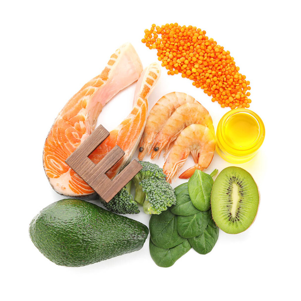 Productos saludables ricos en vitamina E sobre fondo blanco - Foto, imagen