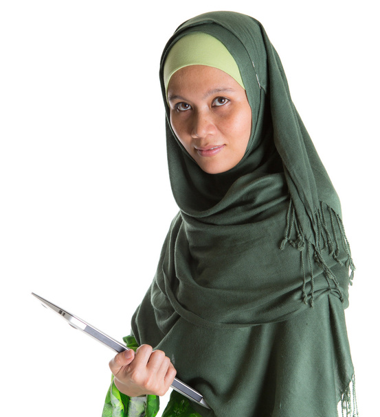Musliminainen kannettavan tietokoneen kanssa
 - Valokuva, kuva