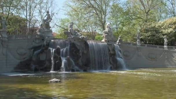 fontána s vodopádem v parku Valentino v Turíně Itálie za slunečného dne - Záběry, video