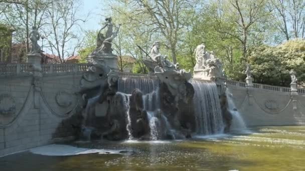 fuente con cascada en el parque Valentino en Turín Italia en día soleado - Metraje, vídeo