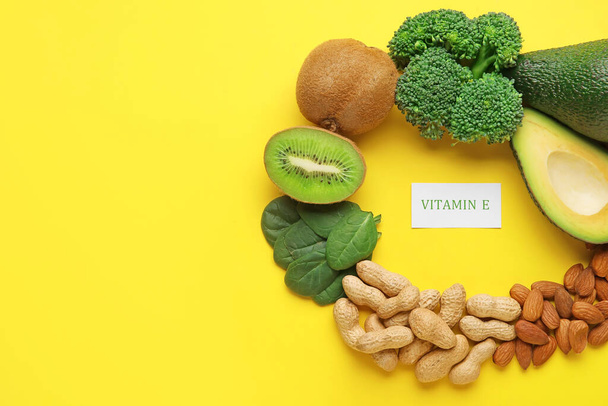 Quadro feito de produtos saudáveis ricos em vitamina E sobre fundo de cor - Foto, Imagem
