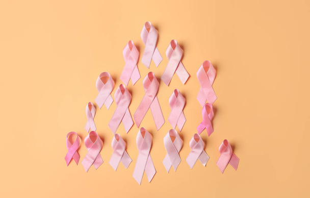 Renkli arka planda pembe kurdeleler. Göğüs kanseri kavramı - Fotoğraf, Görsel