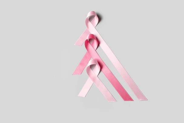 Ροζ κορδέλες σε γκρι φόντο. Έννοια του καρκίνου του μαστού - Φωτογραφία, εικόνα