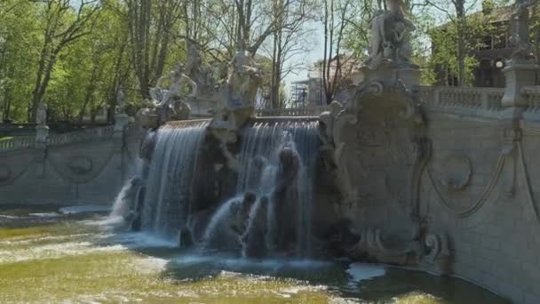 fontána s vodopádem v parku Valentino v Turíně Itálie za slunečného dne - Záběry, video