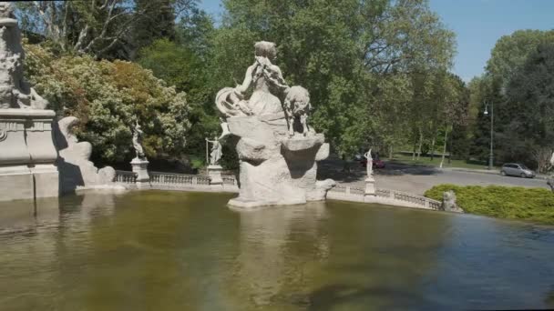 fontanna z wodospadem w parku Valentino w Turynie Włochy w słoneczny dzień - Materiał filmowy, wideo