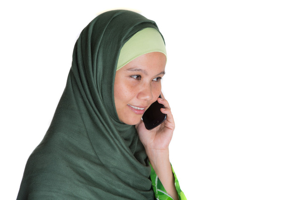 Muslimische Frau mit Smartphone - Foto, Bild