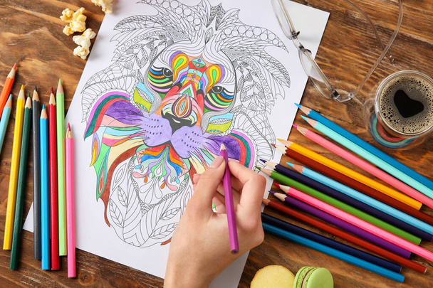 Mulher colorir quadro na mesa de madeira, close-up - Foto, Imagem