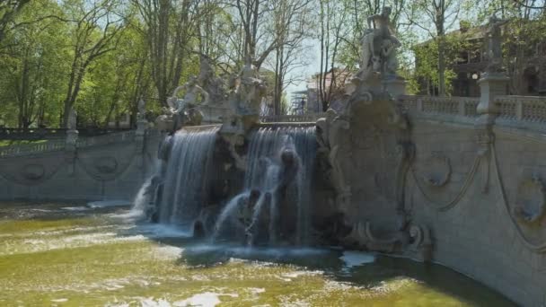 фонтан с водопадом в парке Валентино в Турине Италия в солнечный день - Кадры, видео