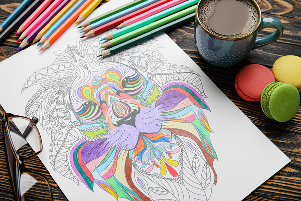 Desenho para colorir, lápis, copos e xícara de café sobre fundo de madeira - Foto, Imagem