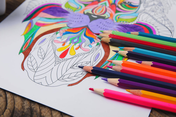 Раскраска и карандаши на деревянном фоне, крупным планом - Фото, изображение
