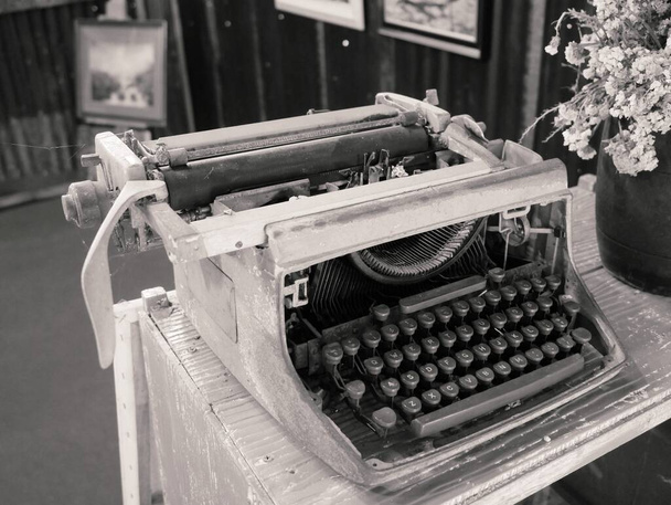Máquina de escribir antigua colocada sobre la mesa, estilo vintage. - Foto, Imagen