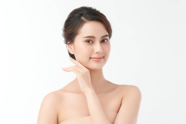 Mulher asiática nova bonita com pele fresca limpa no fundo branco, cuidado da cara, tratamento facial, Cosmetology, beleza e spa, retrato das mulheres asiáticas. - Foto, Imagem