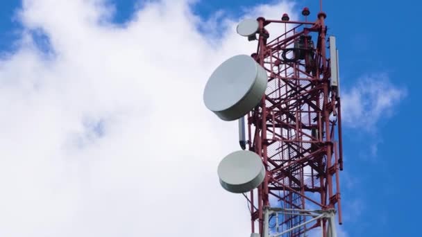Torre de telecomunicaciones contra el cielo azul. - Imágenes, Vídeo