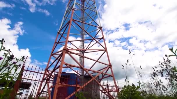 Torre di telecomunicazione contro il cielo blu. - Filmati, video