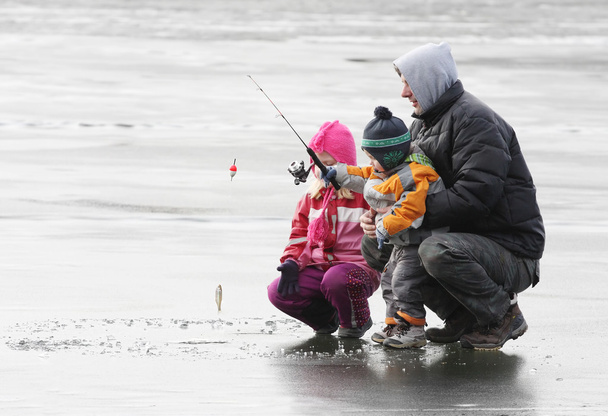 Отец учит детей рыбалке
 - Фото, изображение