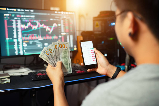 mladý obchodník držící USD dolar obchodování směnárna s krypto blockchain on-line - Fotografie, Obrázek