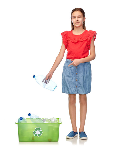 улыбающаяся девушка сортирует пластиковые отходы - Фото, изображение