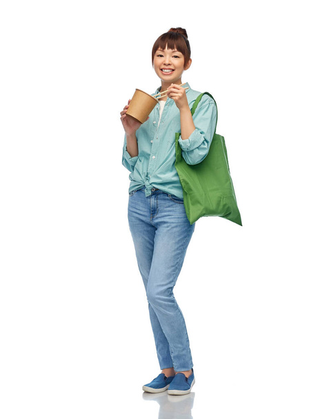 asian woman with reusable bag for food and wok - Photo, Image