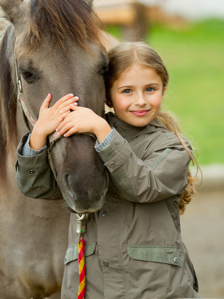 Cavalo e linda menina
 - Foto, Imagem