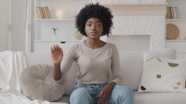 Tyytymätön keskittynyt vakava nuori Afrikkalainen Amerikan kaunis nainen osoittaa stop merkki kameraan, protestointi perheväkivaltaa tai väärin kiusaamista, rotuun tai sukupuoleen perustuvaa syrjintää, pitää etäisyyttä - Materiaali, video