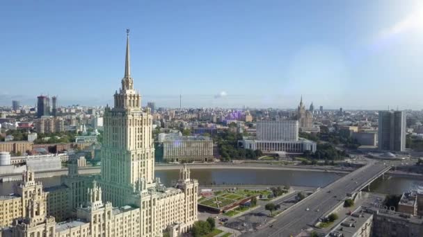 Vista aérea del Hotel Ucrania en Moscú. Antigua Rusia Soviética Stalins rascacielos de gran altura en el centro de la ciudad moderna. Kutuzovsky prospecto, el tráfico de coches durante el día. Edificio estatal del gobierno ruso - Metraje, vídeo
