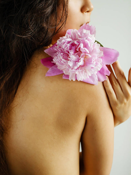 Έννοια φροντίδας δέρματος. Κοντινό πλάνο νεαρή Ασιάτισσα γυναίκα αγγίζοντας τέλειο λείο δέρμα σώματος - Φωτογραφία, εικόνα