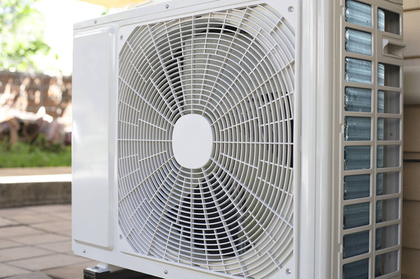 Aria condizionata unità esterna compressore installare al di fuori della casa, Unità condensatore in impianti di aria condizionata centralizzati. - Foto, immagini