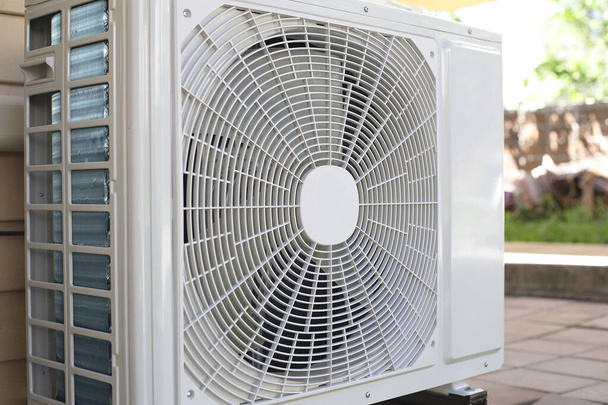 Klimatyzacja zewnętrzny agregat sprężarki na zewnątrz domu, Agregat skraplacza w centralnych systemach klimatyzacji. - Zdjęcie, obraz